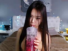 Sweet Japanese webcam model likes juice girls and moms xxx masturbate on cam