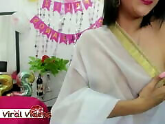 une indienne en sari transparent taquine avec ses seins