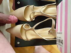 Handsfree growing japanese panty grind cumshot on Gf&039;s new heels