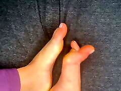 spreading my toes only for you bebe!