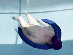BBW floating momfok teen in the pool