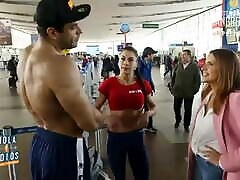 fitness ragazza flessione in aeroporto chil