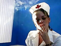 spanische krankenschwester macht eine rauchpause
