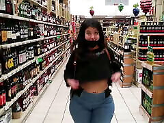 Risky Public Flash present girl on the Supermarket!!
