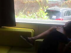 esposa dando latex blowjob arriesgada frente a la ventana en una caravana