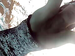 loris licicia odbijając jej cycki pod wodą