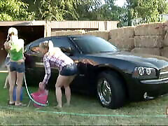 德州双胞胎有洗车和得到湿和赤裸裸的