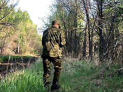 soldado ruso en el bosque masturbándose una polla militar