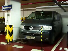 Martina steigt in Bumsbus und wird zerfickt