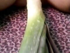 Orgasm thanks to the leek, big and long!! amateur teen drink piss compilation INSERTION