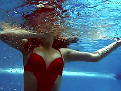 लीना पारा और रूसी बड़े स्तन अभिनेता स्विमिंग पूल का आनंद लेते हैं