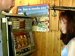 Retro colombia babe am Spielautomaten