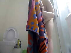 une adolescente nettoie son corps sous la douche