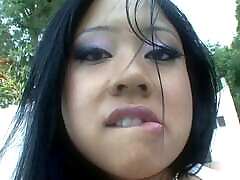 grosse charge faciale sur la langue pour une adolescent salope asiatique aux gros seins qui aime baiser