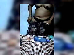 femme indienne changeant de vêtements, mari faisant une vidéo