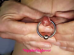 nippleringlover - похотливая мамаша накачивает проколотый сосок молоком, чрезвычайно растянутый пирсинг сосков