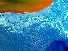 nippleringlover & ndash; napalone mamuśki opalania nago w basenie, pokazując ogromne pierścienie w przebite wargi sromowe i przebite sutki