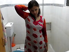 Sexy Indian Bhabhi In Bathroom Taking baraly legal Filmed By Her Husband – Full Hindi Audio