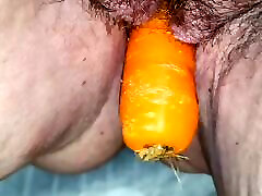 Fucking my pussy with a carrot