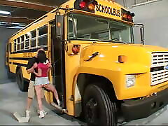 gwiazda rozgrywająca drużyny piłkarskiej penetruje soczystą brunetkę w pobliżu szkolnego parkingu autobusowego