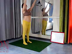 регина нуар. йога в желтых колготках в webcam torso зале. девушка без трусиков занимается йогой. кулачок 2