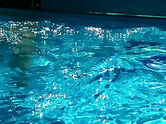wunderschöne mimi cica schwimmt nackt im pool