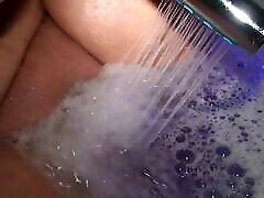 Wet cunt in the BATHTUB