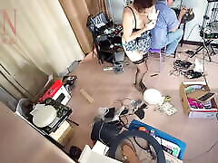 naga desk kiki sprząta w głupim biurze informatyka. prawdziwy aparat w biurze. cam 1