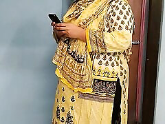 35-letni ayesha bhabhi bakaya paisa lene aye the, paise ke badle padose se kiya choda chudi, hindi audio-pakistan