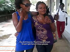 milfs lesbianas cachondas coqueteando en público en áfrica! se produce un asunto secreto de lamer el coño