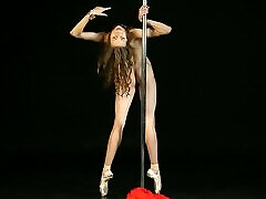 Gorgeous nude fuck in the bud Annett A dances on a pole. Girl dancer spreads her flexible long legs wide
