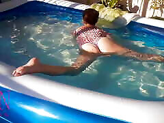 fille élégant et flexible, nageant sous leau dans la piscine extérieure. salle de bain