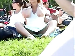 lindo cayenne klein peeing debajo de la falda en el parque
