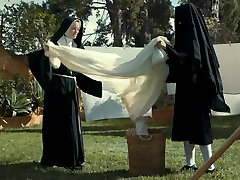 charlotte stokely ist eine geile nonne, die von einem küken verführt werden will