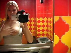 sexy babe baby hair in bus macht ein selfie-video in der badewanne