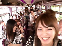 pazzo orgia in un movimento bus con cazzo suzione e equitazione nipponico troie