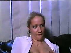 une blonde chaude regarde une belle vidéo porno de sexe anal classique