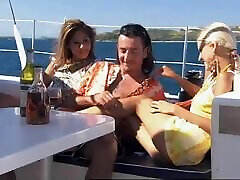 grande trio su uno yacht con boroka palle e sahara knite