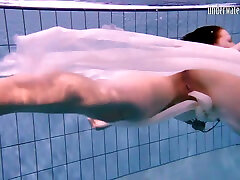 Redhead mesmerizing teen rachel steel yoga son girl shows off underwater