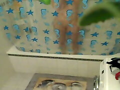 शरारती छिपे हुए कैमरे वीडियो की मेरी पत्नी की सुडौल परिपक्व चाची शॉवर में