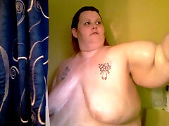 Morbidly obese SBBW zurvy new zealand girlfriend takes shower