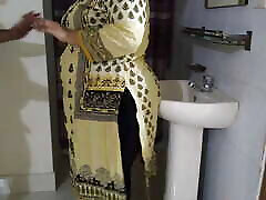 Sexy Pakistani Desi ind xxx aunty Ayesha Bhabhi Fucked By Her Ex Boyfriend - While Washing Hands In Washroom