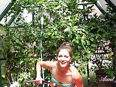 AuntJudys - 39yo suave suruba casada Pussy Amateur MILF Lauren gets wet in the garden