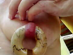 nippleringlover corneo milf giocando con grande grasso nipple anelli in estremo teso trafitto capezzoli allaperto