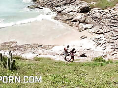داغ برزیل دختر فاک توسط بزرگ سیاه و سفید دیک در ساحل