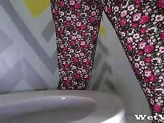 Real toilet morning chybby ass peeing