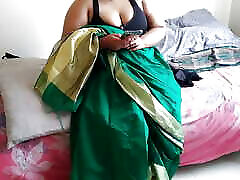 telugu ciocia w zielonym sari z ogromnymi cyckami na łóżku i pieprzy sąsiada podczas oglądania porno na telefon-ogromne wytryski