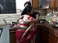 hindi desi bhabi a été baisée par devar dans la cuisine, la salle de bain et le canapé avec un son armet boxing complet