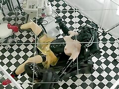 un patient en caoutchouc impuissant reçoit un traitement anal et chatte pendant lexamen des médecins