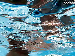 кэнди лисиус-красивая венгерка, плавающая обнаженной